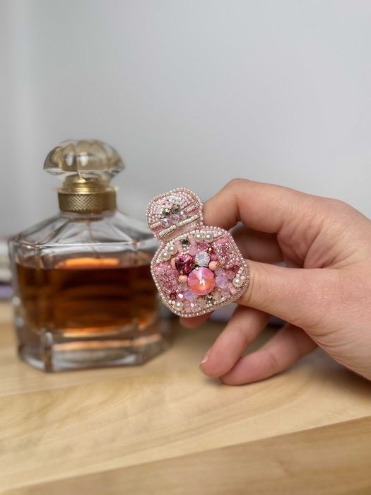 Brosa parfum "Mon Guerlain" brodata manual cu margele si cristale