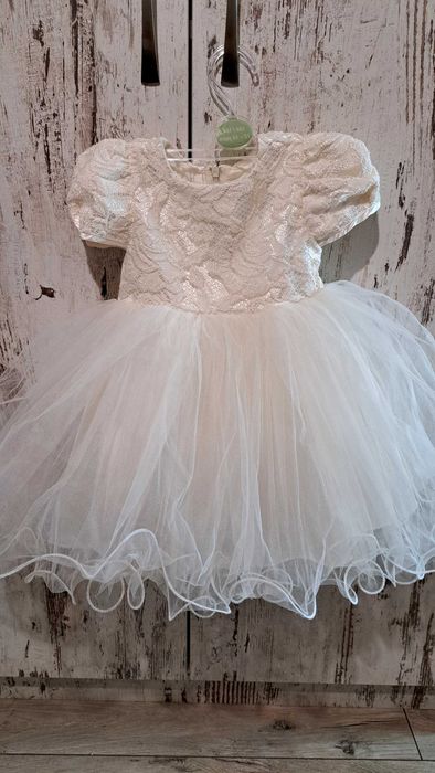 Рокля за повод с тюл и дантела