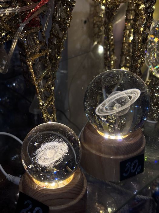 Светильник «Галактика» с теплым светом на деревянной подставке