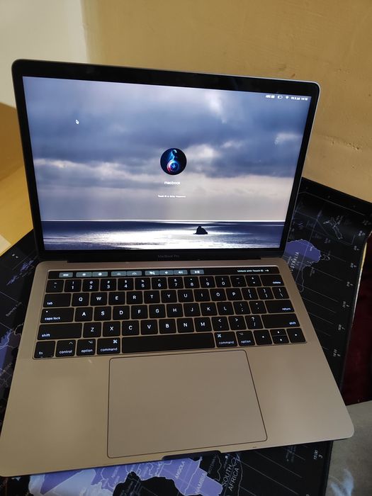 MacBook pro core i5 touchbar