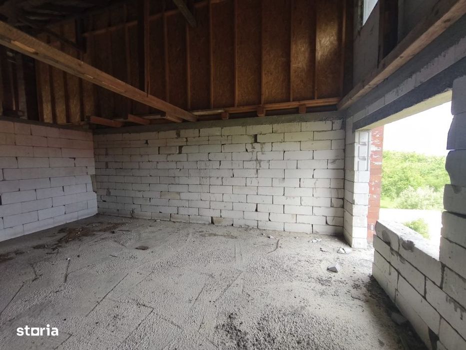 Duplex la rosu, 4400 mp teren, Siret