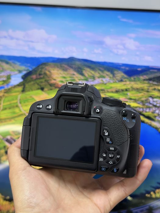 Фотоаппарат Canon EOS 700D