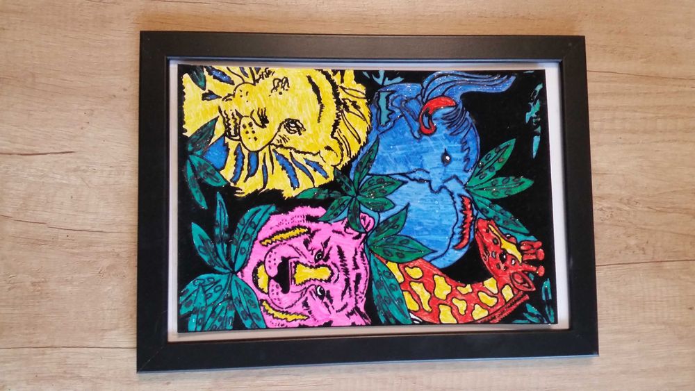 Няколко картини, рисувани на ръка, подходящи за детска стая.