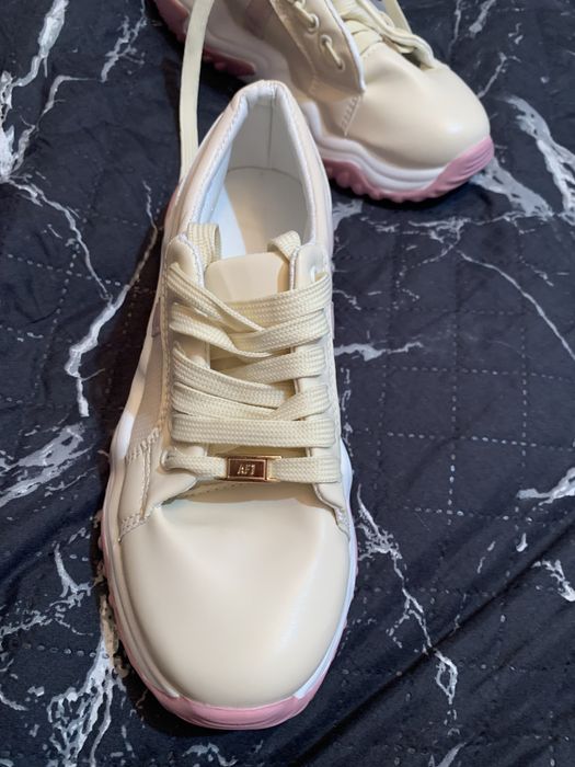 Продам кроссовки новые 39 размер