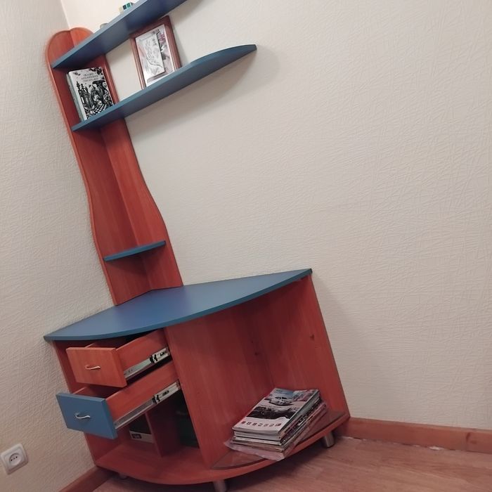 Тумбочка с полочками