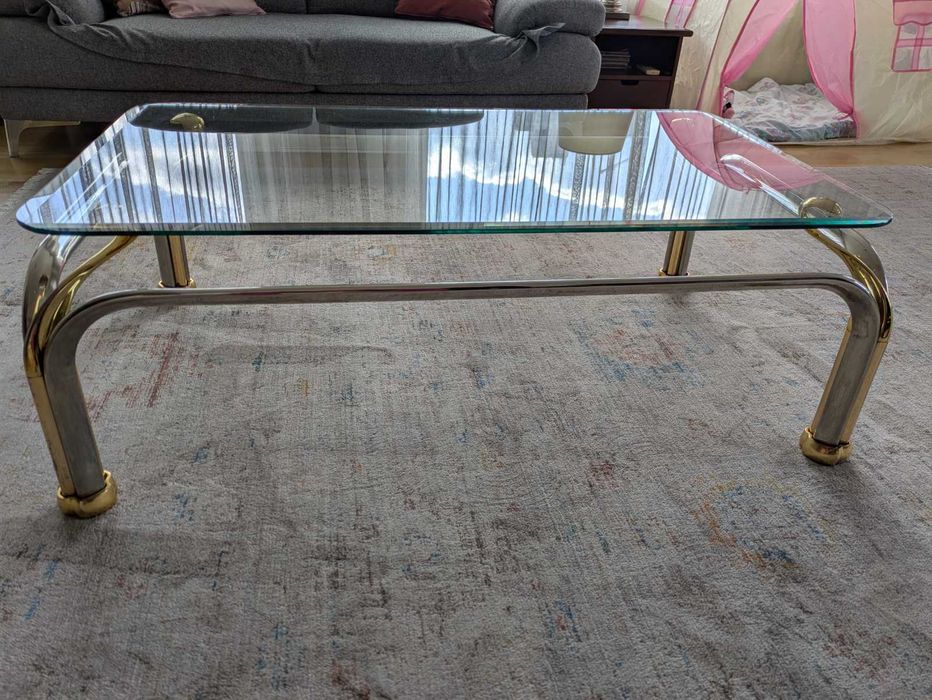 Стъклена холна масичка с метални крака