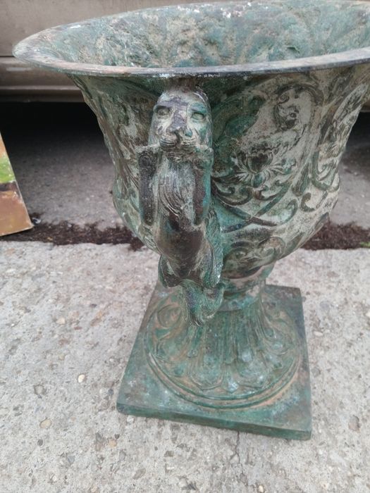 Vand o jardiniera din bronz