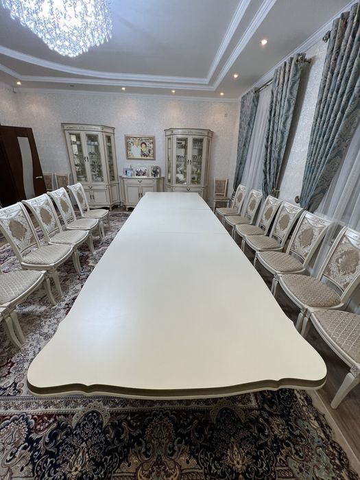 Продаю стол с 14 стульями