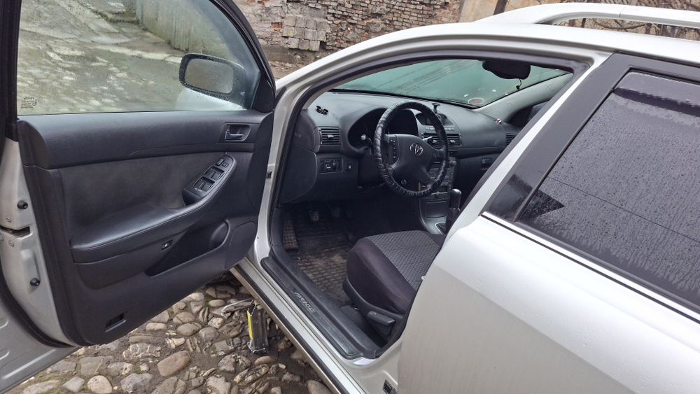 Se vinde în vederea dezmembrării. Toyota Avensis  an 2003 .