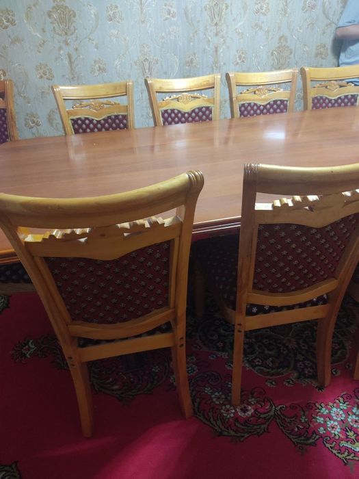 Стол и стулья в отличном состоянии!