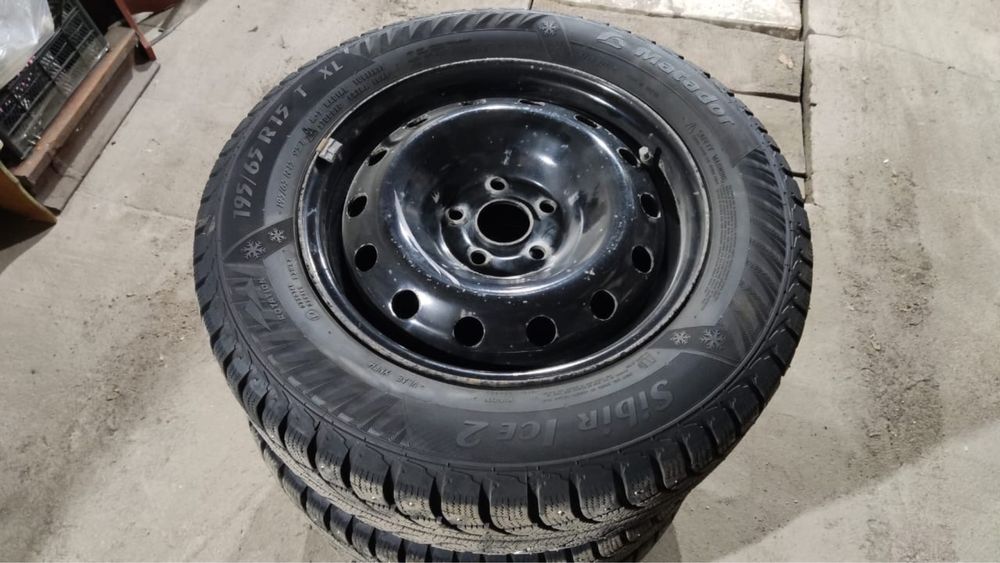 Продам комплект зимних шин