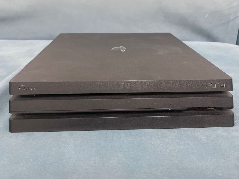 Продам PS4 pro 1 tb