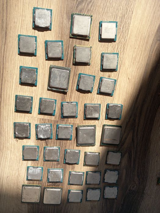 PROCESOARE INTEL de la prima generatie la a 9 a si xeon