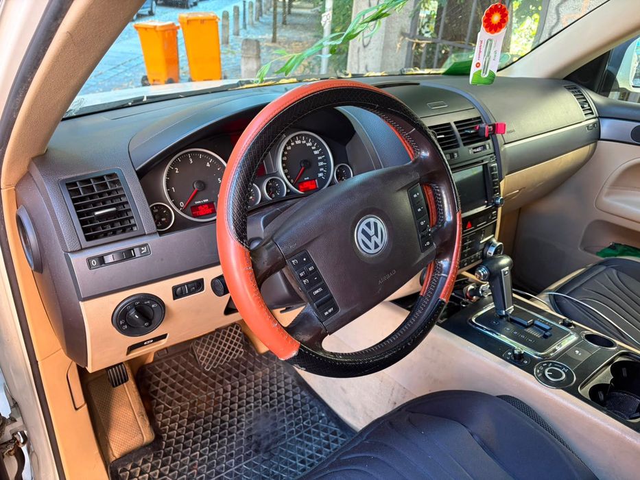 Vând VW Touareg 3.0 TDI, o mașină spațioasă, confortabilă și foarte bine întreținută.