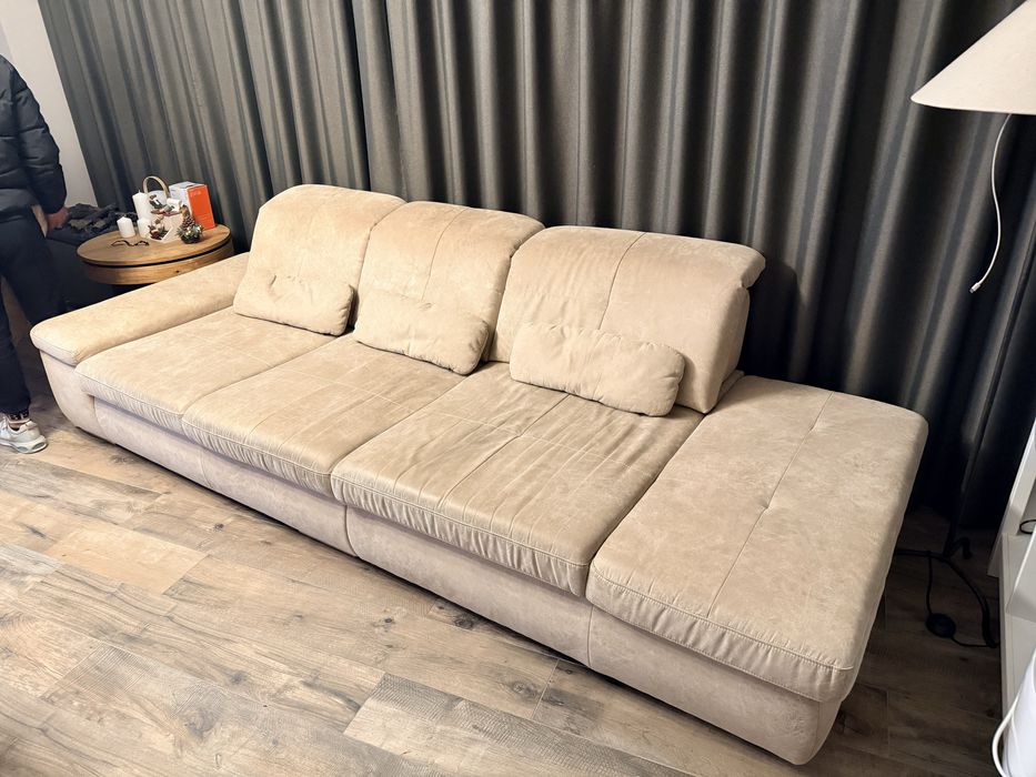 Диван с променлива дълбочина на седене и ракла.