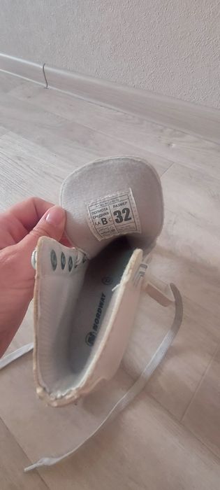 Продам фигурные коньки 32 размер