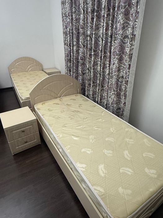 2 кровати с матрасом и с тумбой