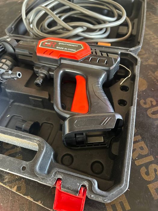 Машина на батерии за миене на коли под налягане нова