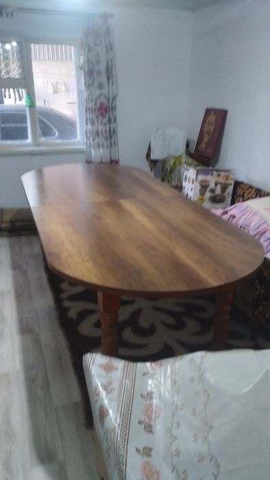 Продам стол для гостиной.