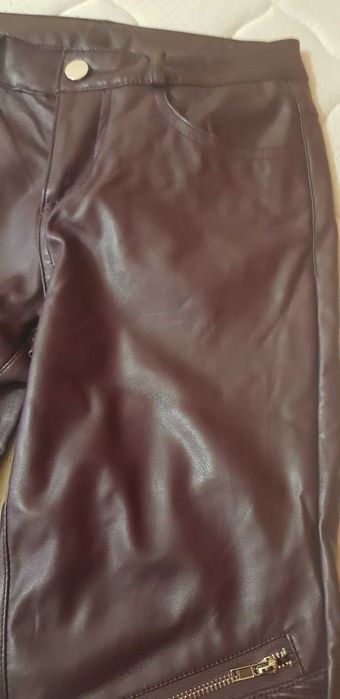 Кожен панталон в цвят бордо