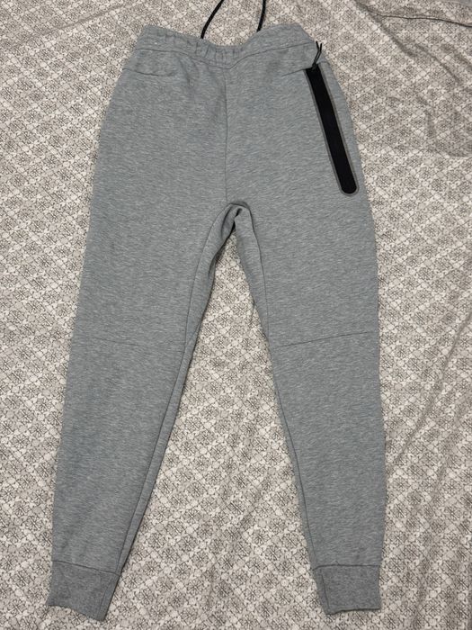 vand pantaloni nike tech