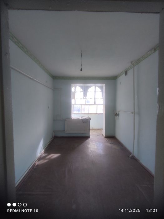 Bustonda 2 xonali uy sotiladi