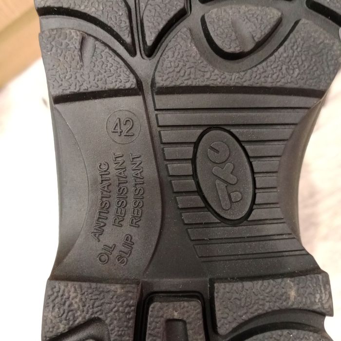 Продам спецобувь 42 размера