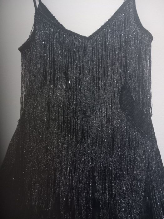 Rochie cu pene si franjuri stralucitori