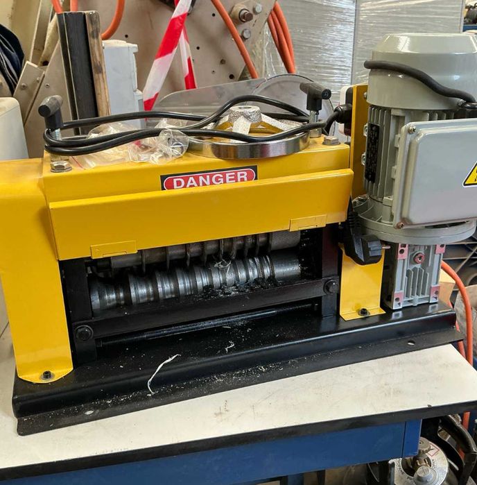 Masina de dezizolat cabluri