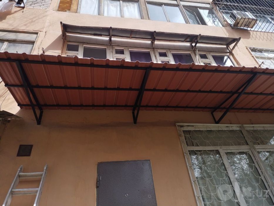 козырьки над окнами и ролики для белья
