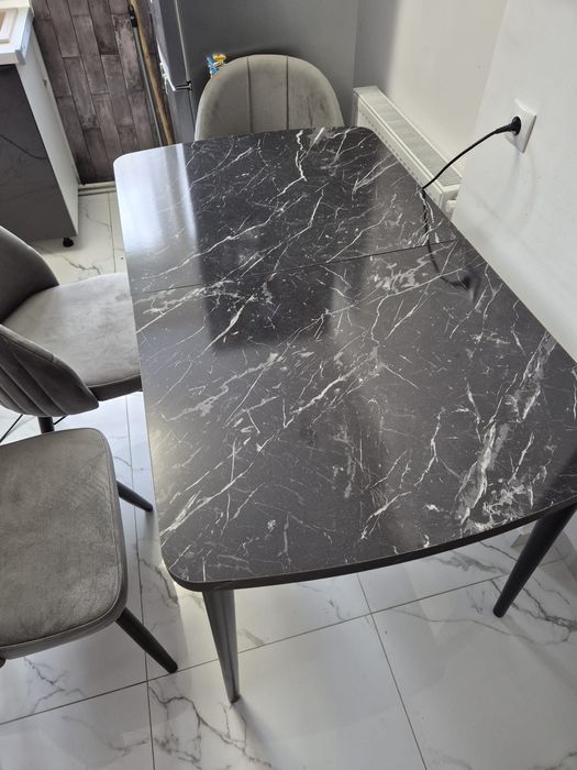 vand masa extensibila cu 6 scaune in stare foarte buna