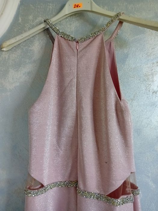 Продава се  рокля. М размер