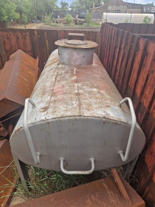 Продам металлическую бочку 2 куб