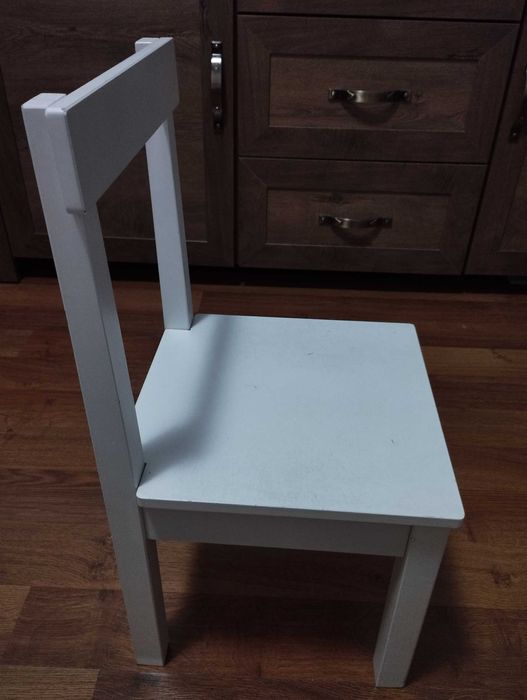 Продавам детска масичка и две дървени столчета