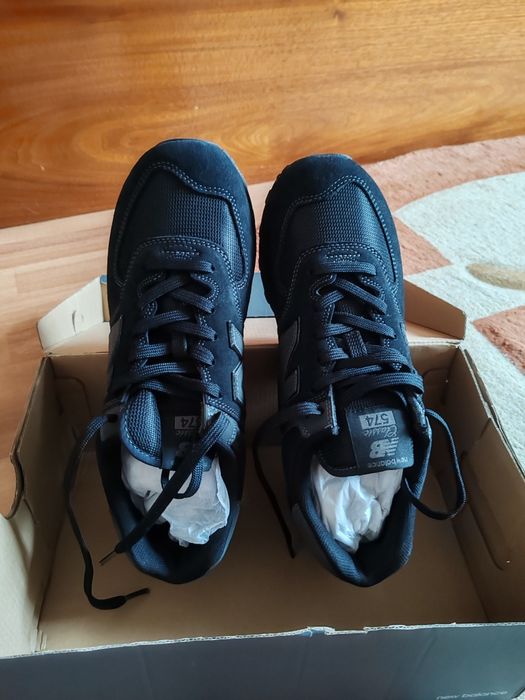 Vînd pantofi sport New balance.