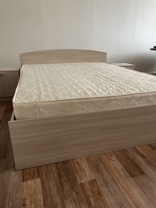 Продам кровать с матрасом и 2 тумбочки