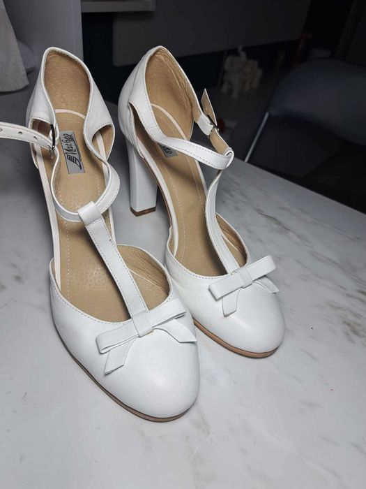 Pantofi albi stare foarte buna