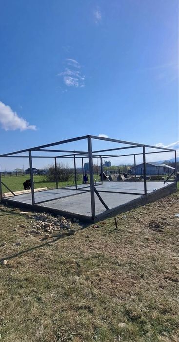 Vand case pe structura metalica