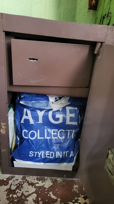 Сейф металлическии