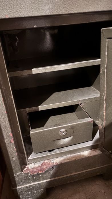 Продам сейф , 20000