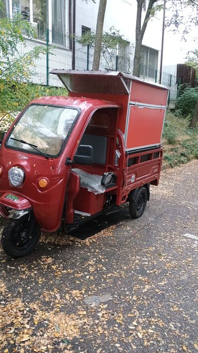 Triciclu electric transformat într-o cafenea mobilă