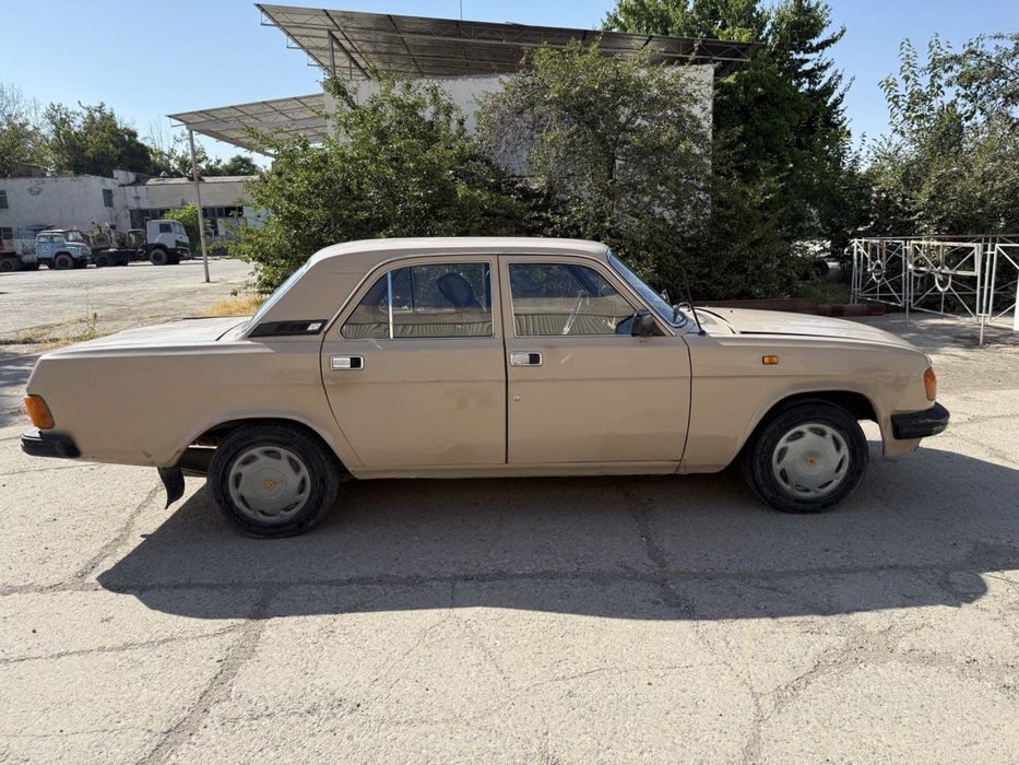 Volga mashinasi orta xolatta