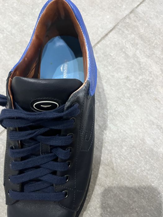 Тъмно сини обувки