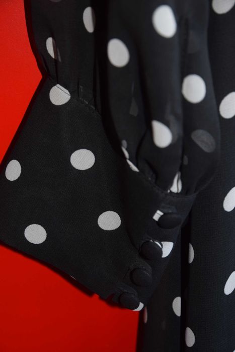 Хубава черна рокля на бели точки