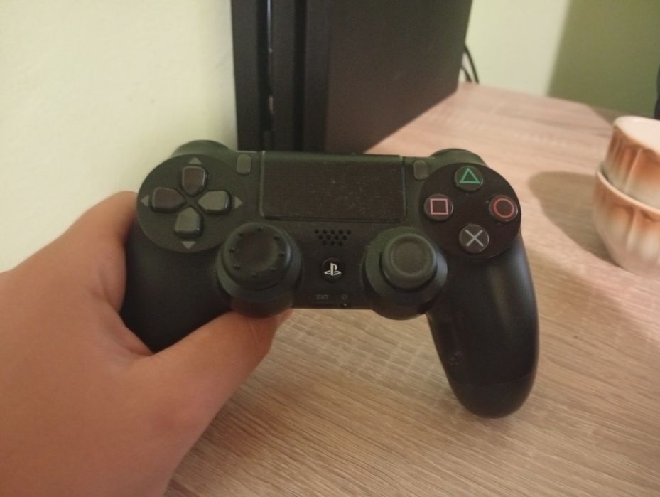 Продавам PS4 pro с два контролера и  5 игри