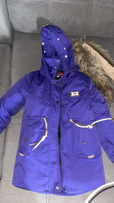 Продам зимнюю куртку на девочку,в подарок шапка и шарф