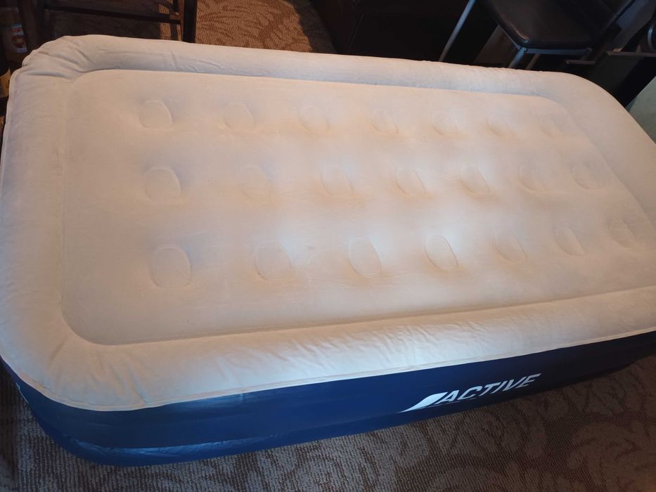 Надоваемо легло с вградена електрическа помпа