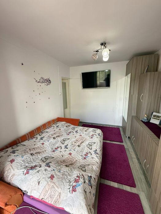 Apartament cu 3 camere , zona Rogerius