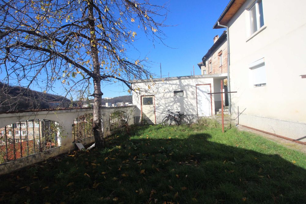 Къща с двор в центъра на гр. Габрово