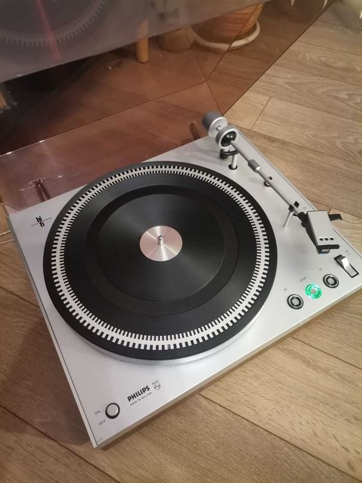 Продавам грамофон PHILIPS 22GA212 Electronic